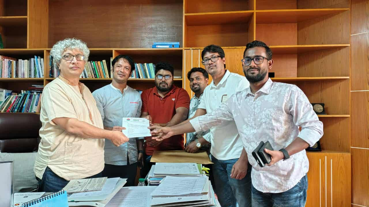 ইউজিসিকে ২ দাবিতে জবি ছাত্রদলের স্মারকলিপি
